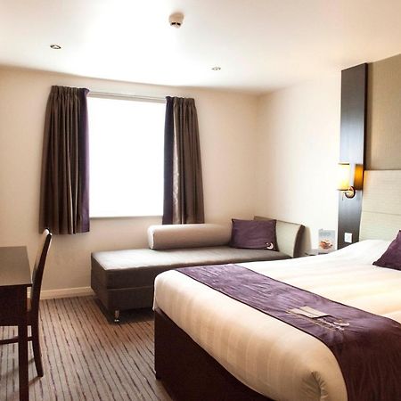 Premier Inn Guildford North - A3 ภายนอก รูปภาพ
