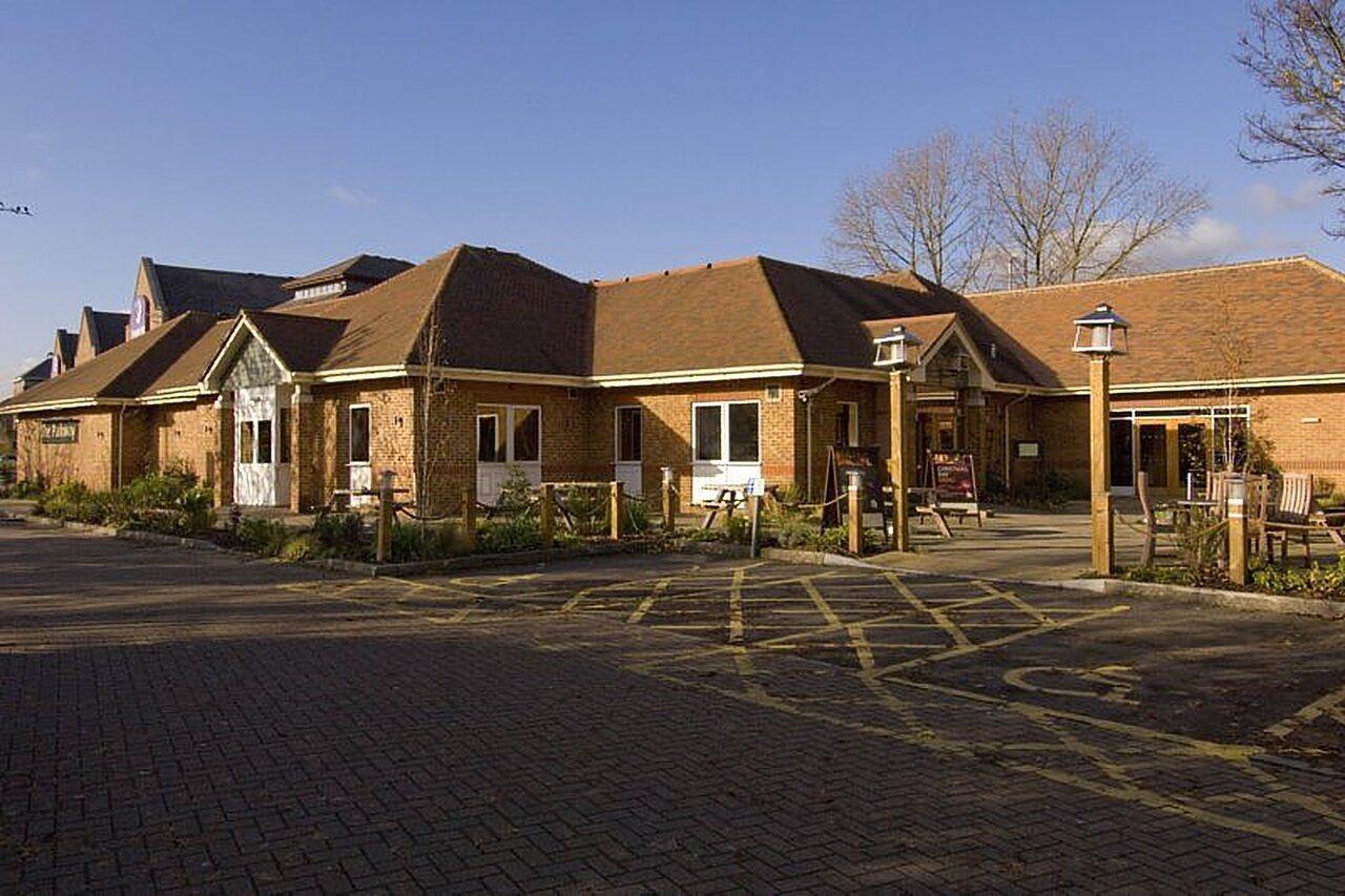Premier Inn Guildford North - A3 ภายนอก รูปภาพ