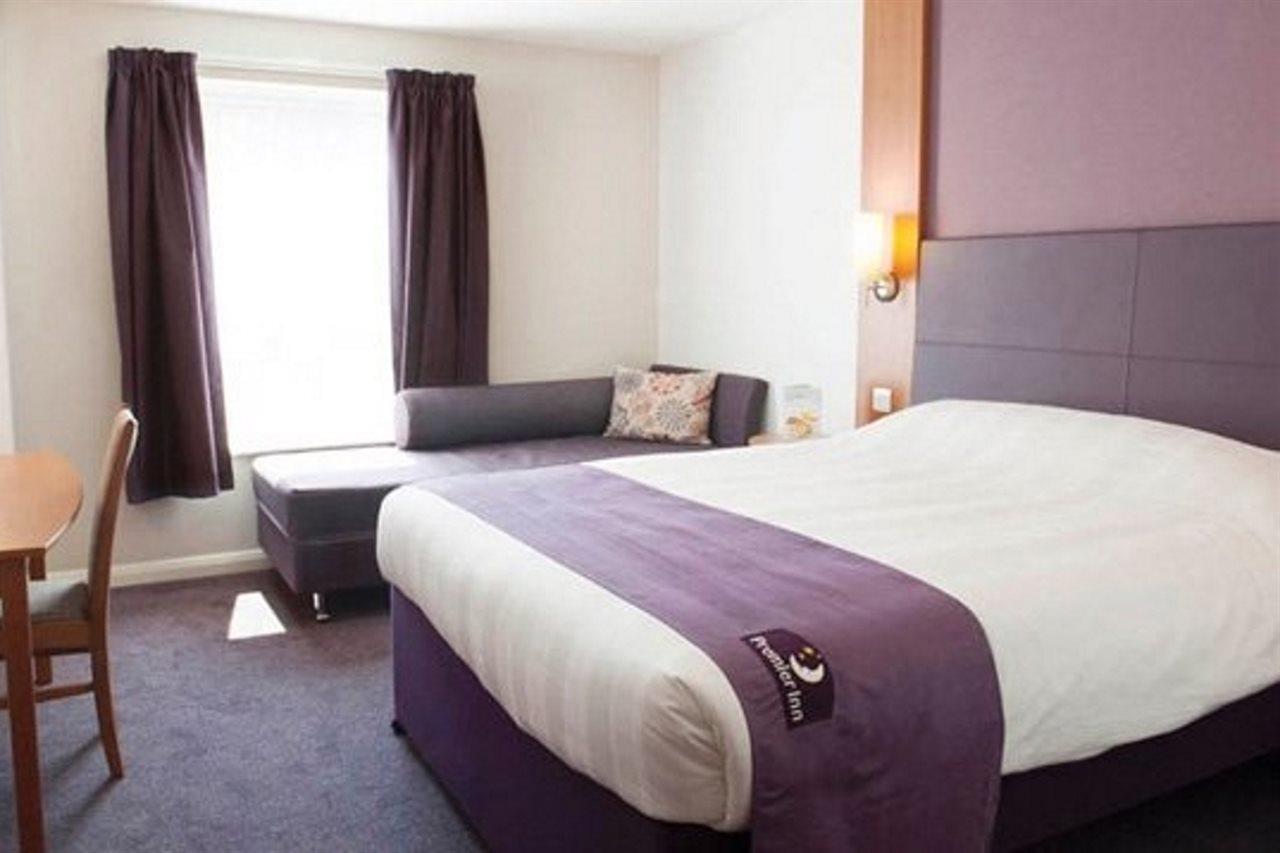 Premier Inn Guildford North - A3 ภายนอก รูปภาพ