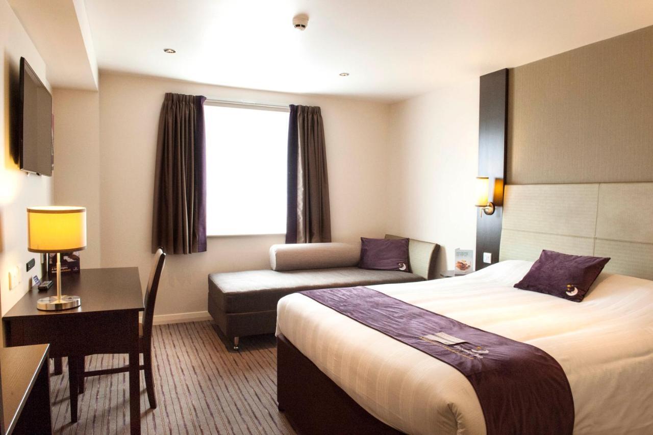 Premier Inn Guildford North - A3 ภายนอก รูปภาพ
