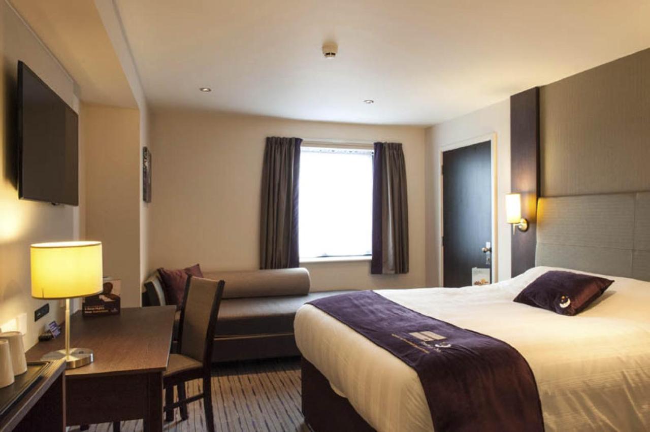 Premier Inn Guildford North - A3 ภายนอก รูปภาพ