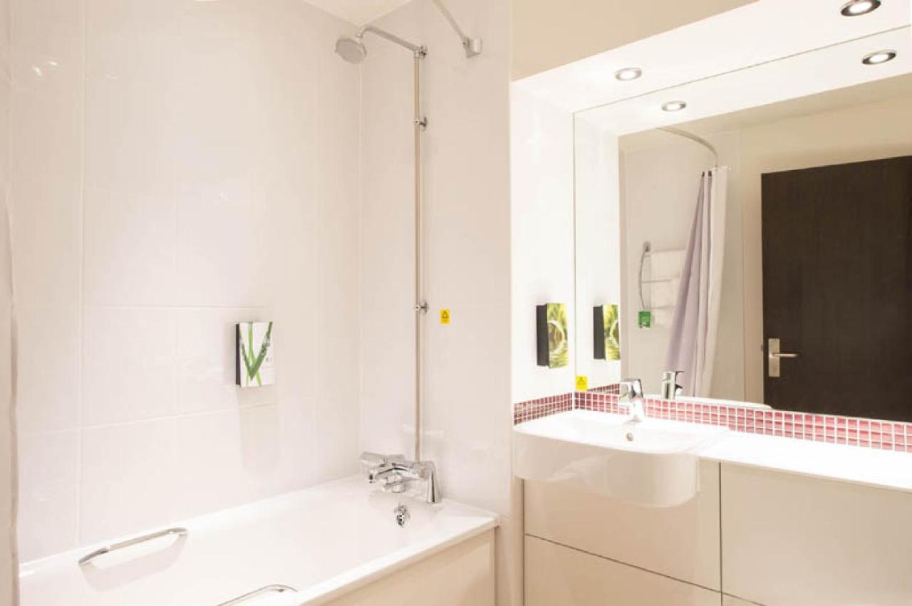 Premier Inn Guildford North - A3 ภายนอก รูปภาพ